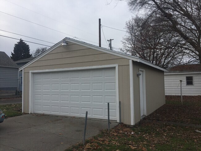 Detached garage - 1528 E Crown Ave