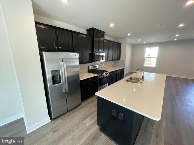 Building Photo - 8121 Primrose Ln