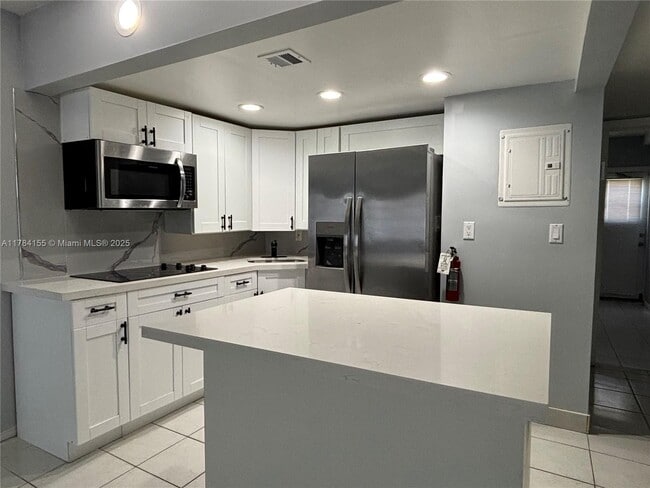 Building Photo - 701 Pine Dr