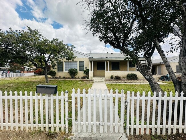 Building Photo - Single-Story Home on a Large Lot in Redlands