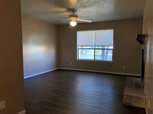 Building Photo - Spacious 2 bedroom home in College Station