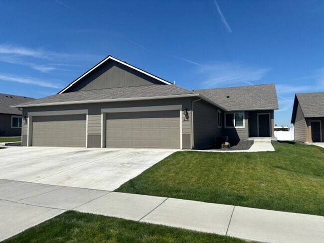 Foto del edificio - Moen Fields 3 Bed 3 Bath Garden Townhome a...