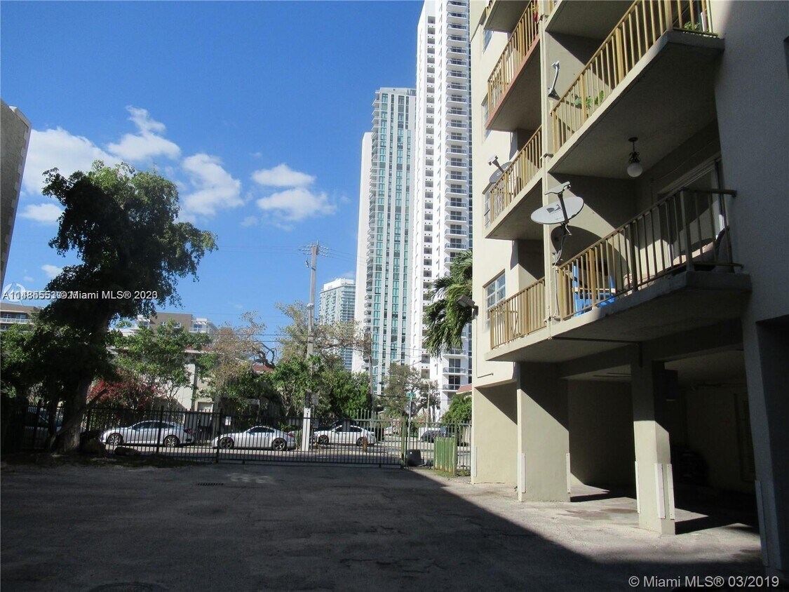 Foto del edificio - 500 NE 26th St