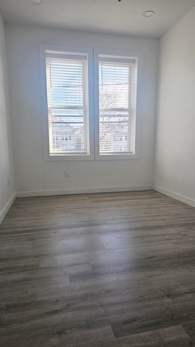 Building Photo - 215 Mallory Ave