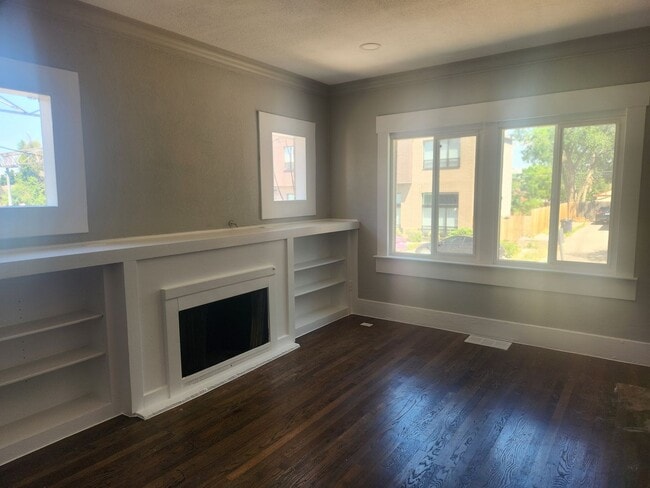 Foto del edificio - Bright & Updated 3-Bedroom Upper Unit All Utilities Included!