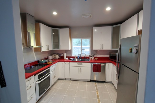 Building Photo - 142 Redwood Dr