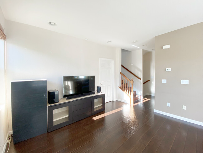 Building Photo - 2833 Alnwick Ave