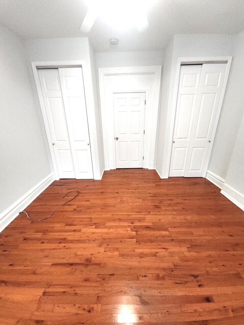 Large bedroom with 2 closets - 4229 Shenandoah Ave