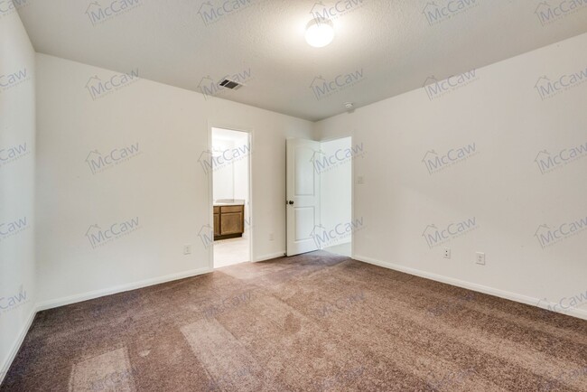 Building Photo - Spacious 3/2/2 in Livingston!