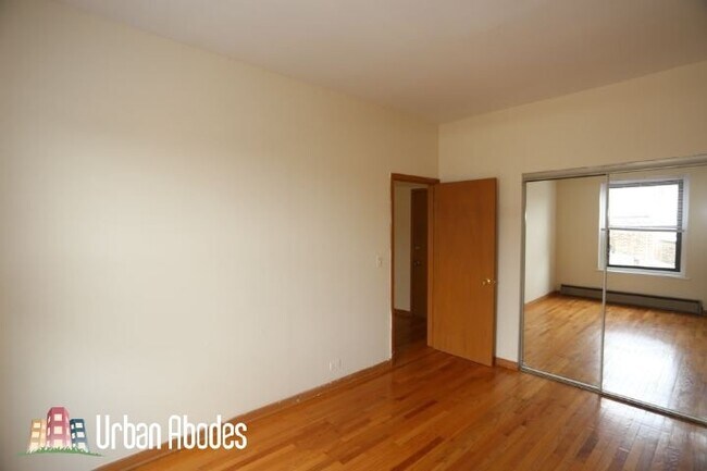 Foto del edificio - 633 W Barry Ave