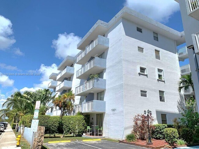 Foto del edificio - 1801 S Treasure Dr