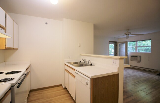 Building Photo - 340 Cunat Blvd