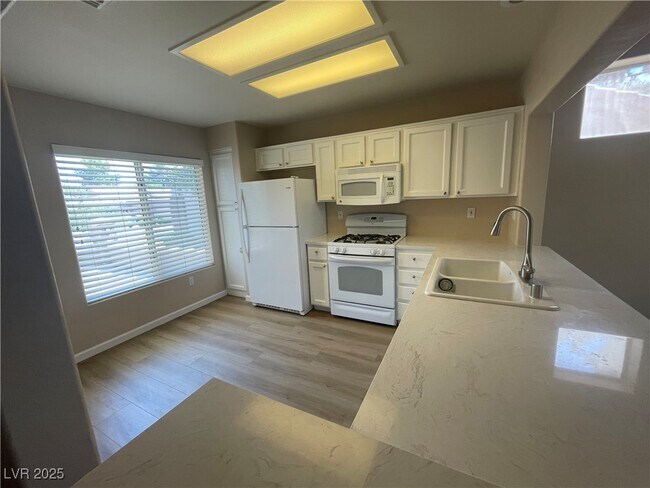 Foto del edificio - 9401 Villa Ridge Dr