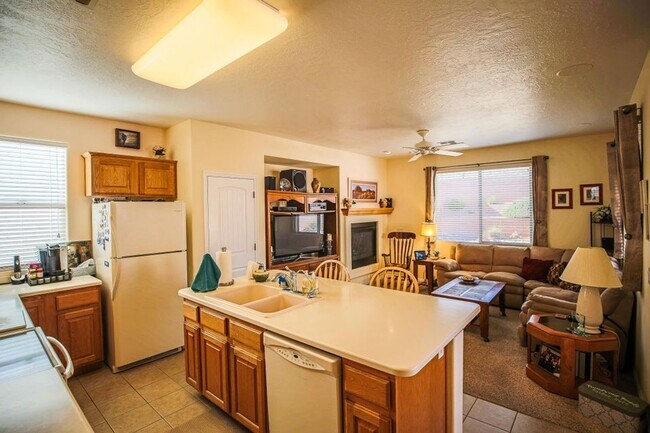 Building Photo - Coral Canyon Gem