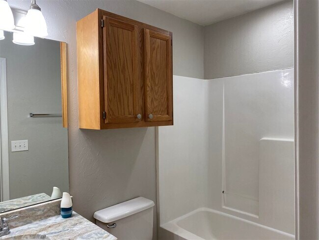 Building Photo - 605 Mockingbird Cir