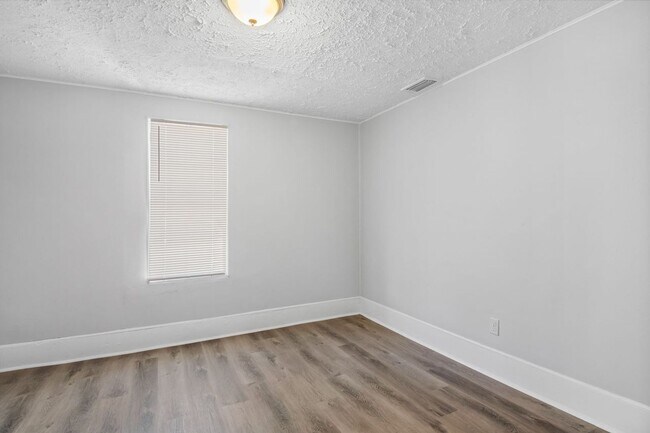 Foto del edificio - Large 4 Bedroom 2 Bath Single Family Home ...