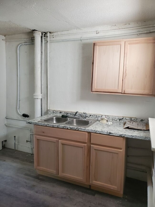 Building Photo - 20-20 Farragut St