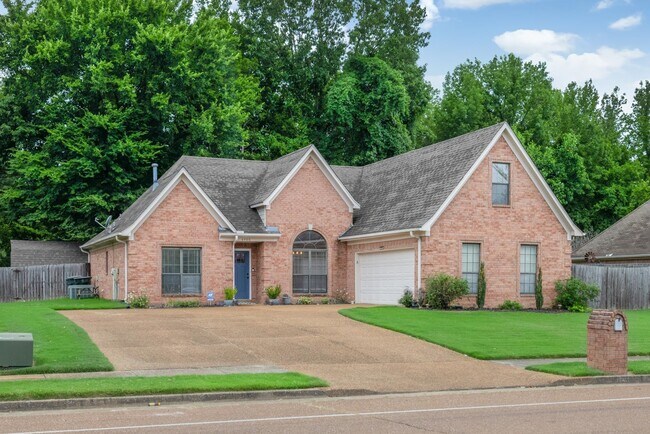 Foto del edificio - 4905 Springtree Dr