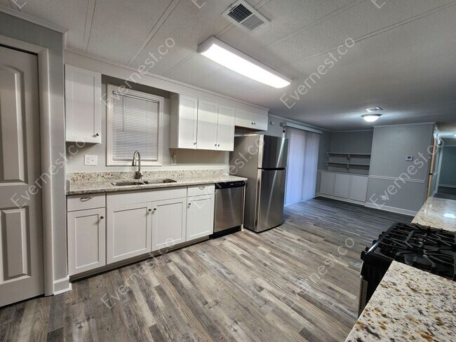 Building Photo - 2975 Sharon Ln