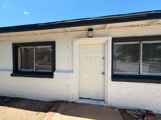 Building Photo - 460 E Delano St