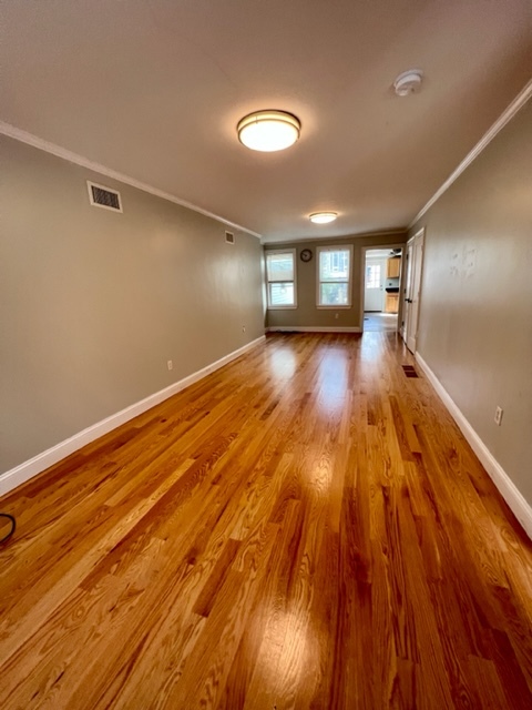 Foto principal - 221 W 2nd St