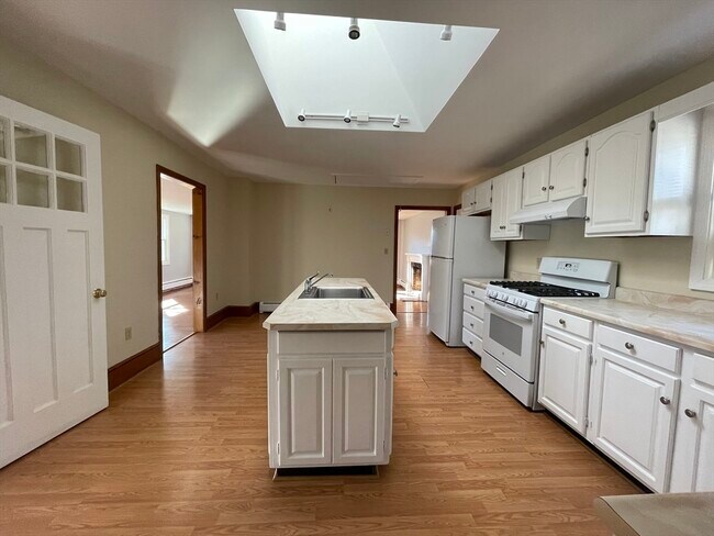 Building Photo - 36 Pickering St