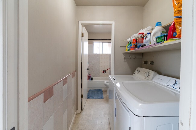 Building Photo - 3010 Broadmoor View