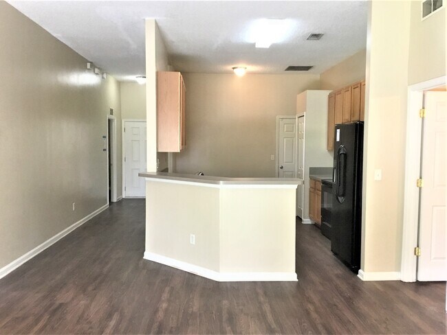 Foto del edificio - 8353 Staplehurst Dr W