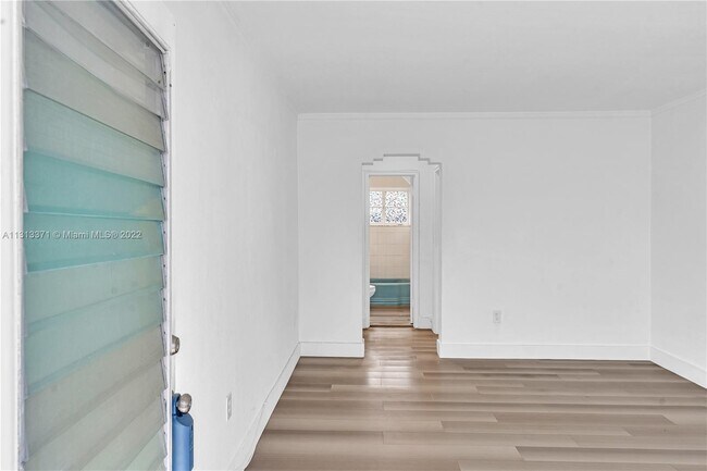 Foto del edificio - 7445 Harding Ave