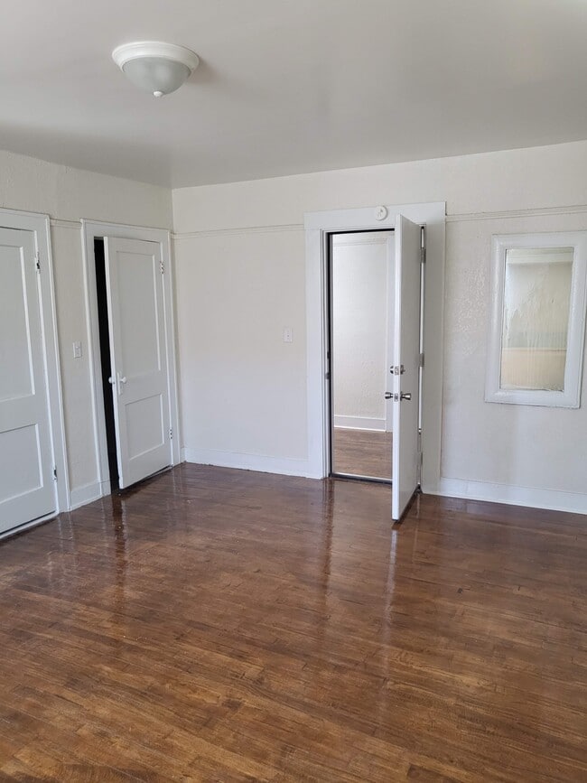Building Photo - 1217 E Yandell Dr
