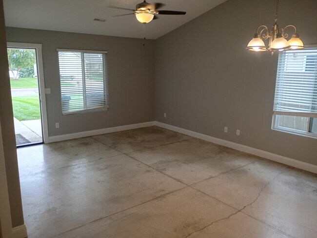 Foto del edificio - 435 Meadowlark Dr