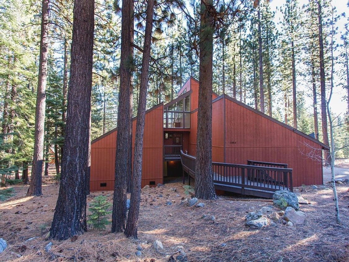 Primary Photo - A Rare find in Tahoe! Spacious 4Bd house a...