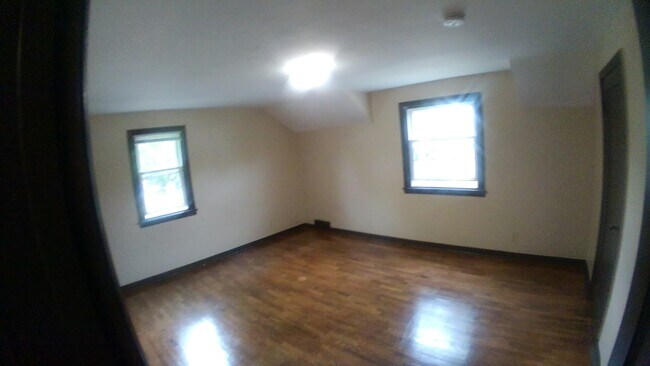 Dormitorio delantero, el más grande del segundo piso. - 941 Ann St