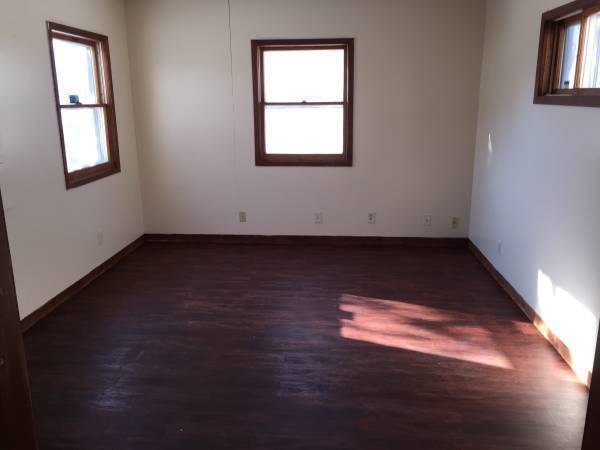 Building Photo - 2 bedroom ranch style single family home