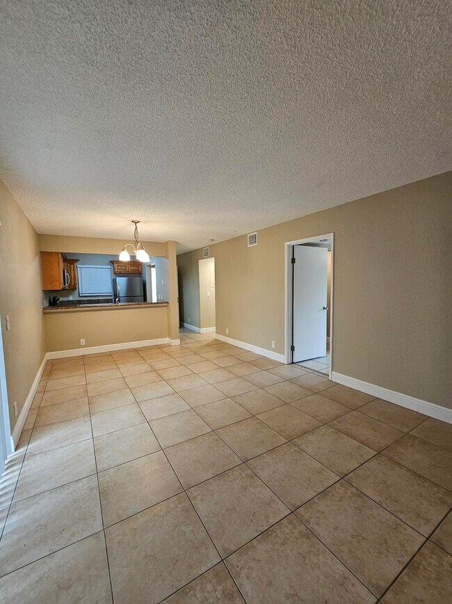 Building Photo - 1500 Lake Crystal Dr