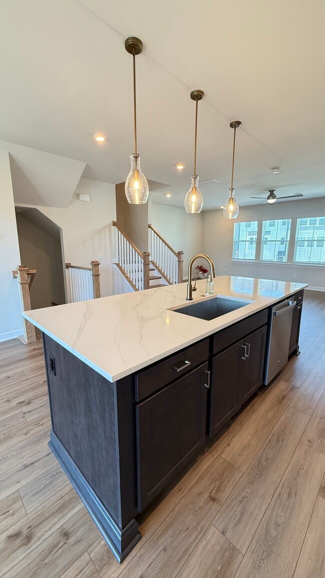 Gran isla de cuarzo con asientos, perfecta para el entretenimiento. - 4720 Cypress Tree Ln