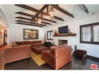 Foto del edificio - 9031 Rosewood Ave