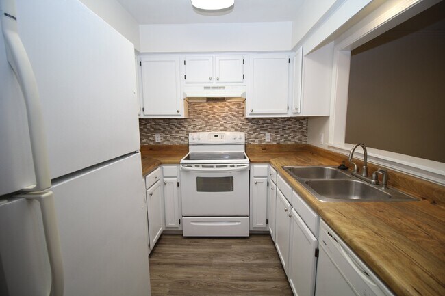 Building Photo - Foxborough Townhome with Modern Flooring &...