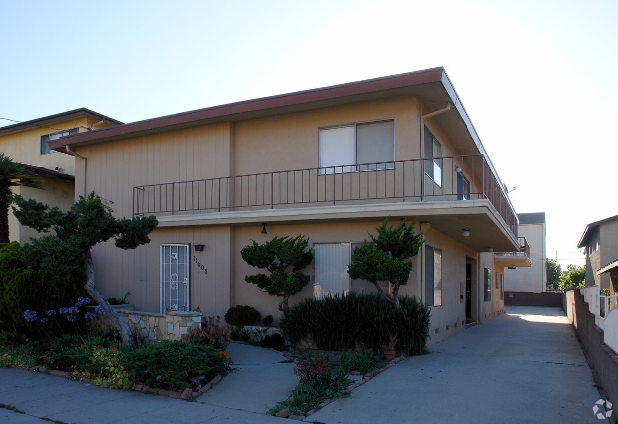 Building Photo - 11608 Menlo Ave