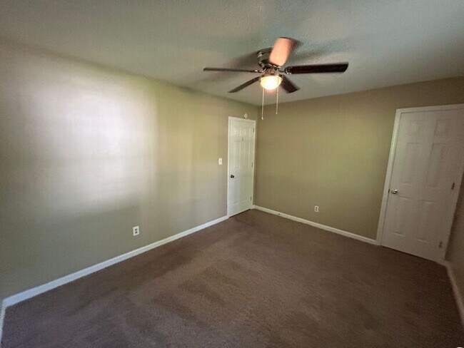 Building Photo - 6881 Briarwood Dr
