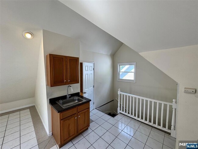 Building Photo - 163 Linden Ave