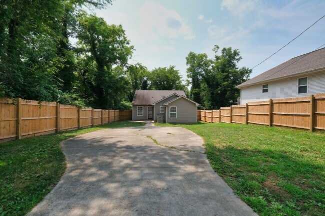 Foto del edificio - Single Family Home w/ Fenced in Backyard
