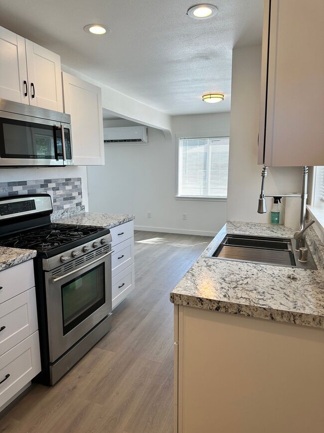 Foto del edificio - Completely remodeled Adorable home in Conv...