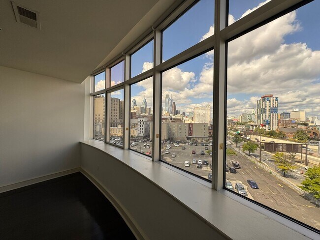 Building Photo - Large 1-bed 1-bath Condo at Metro Club