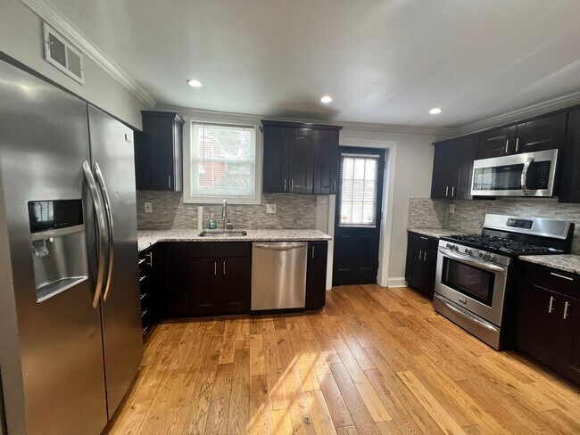 Building Photo - Charming 3 BR/2 BA Townhome in Deanwood!
