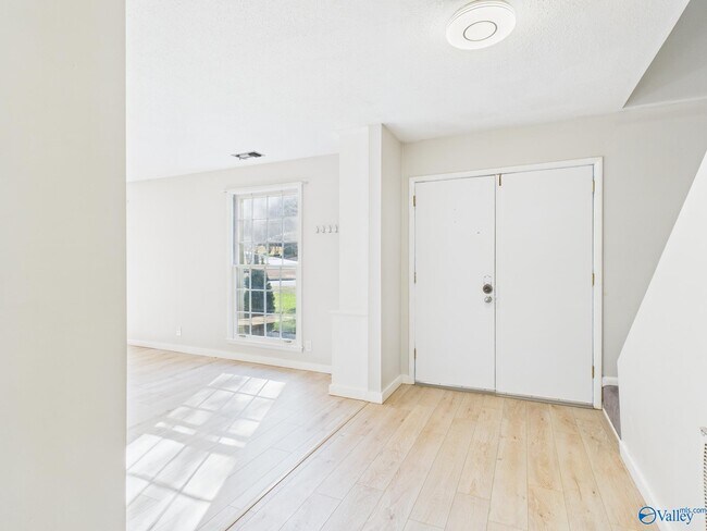 Foto del edificio - 2521 Lancelot Dr SE