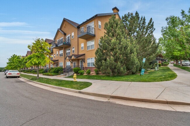 Building Photo - Amazing 2BR, 2BTH Townhouse, Great Locatio...