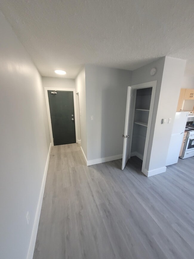 Building Photo - 570 Ellice Ave