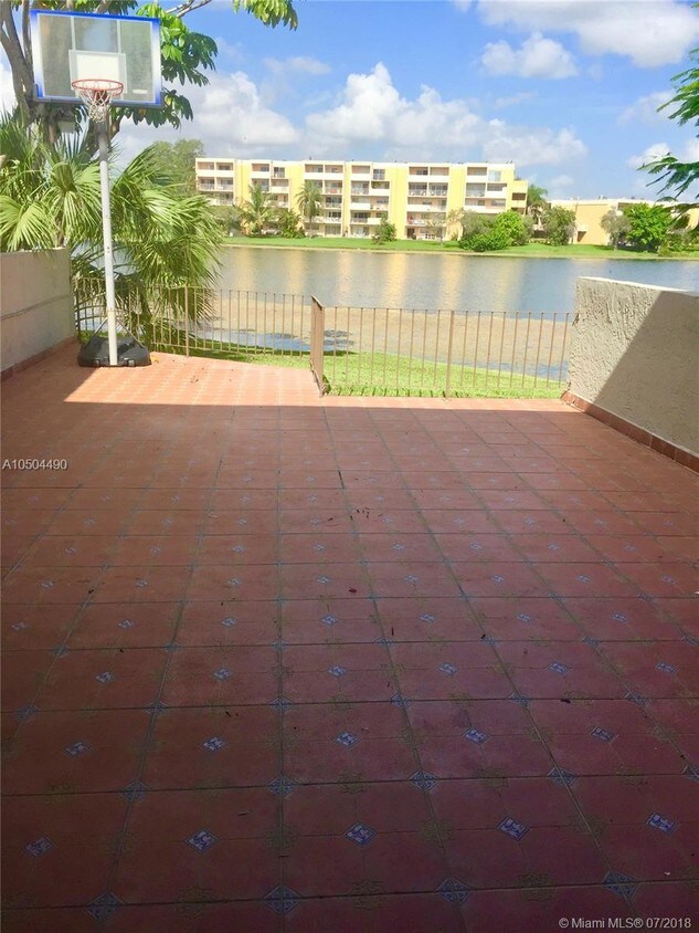 Primary Photo - 9141 Fontainebleau Blvd