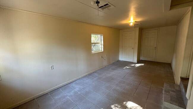 Building Photo - Cute 3 bedroom home!
